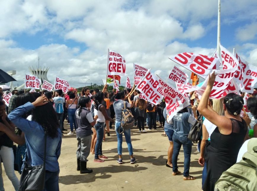 APOIAMOS A GREVE DAS E DOS ESTUDANTES DA UnB