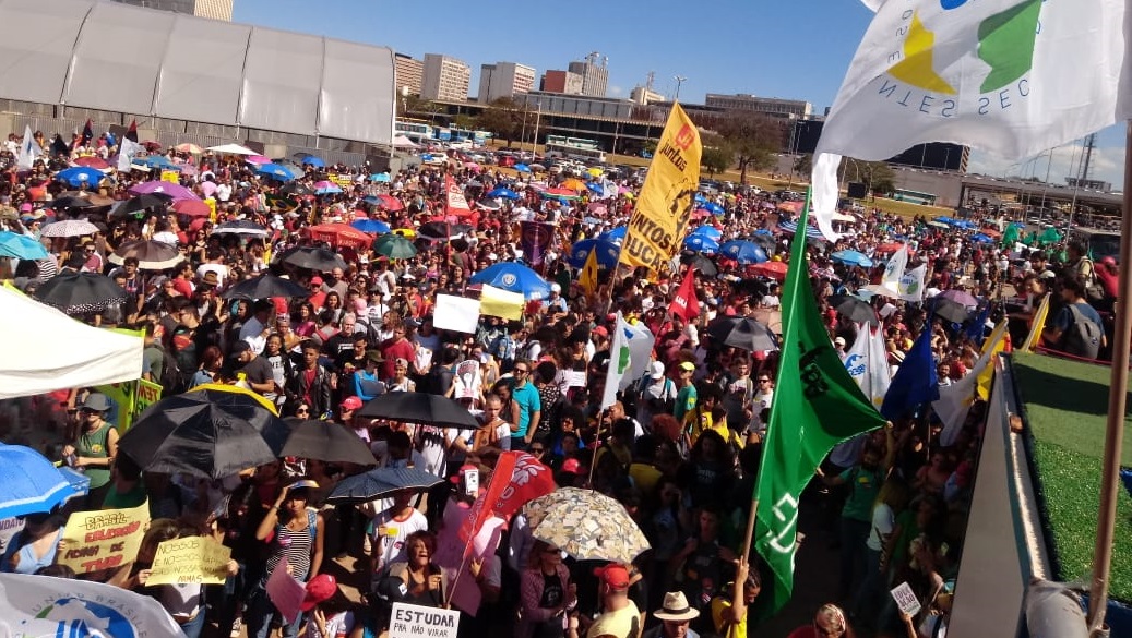 Manifestação em defesa da educação reúne milhares de pessoas e fortalece adesão à Greve Geral de 14 de junho