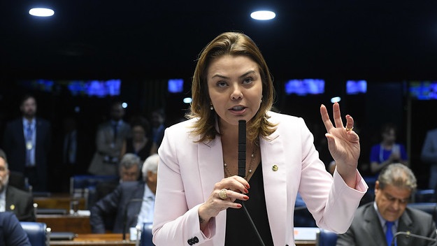 Sindsasc saúda a senadora Leila Barros por votar contra a reforma da Previdência