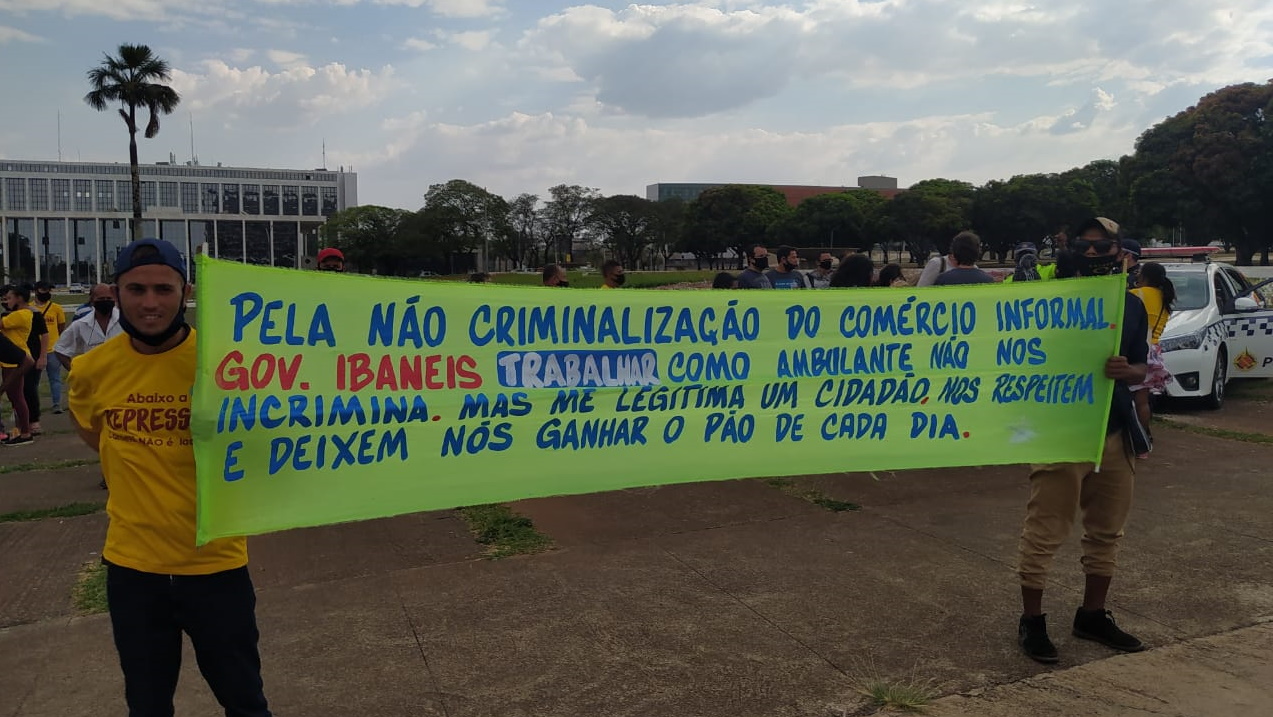 Vendedores ambulantes fazem protesto na Praça do Buiriti