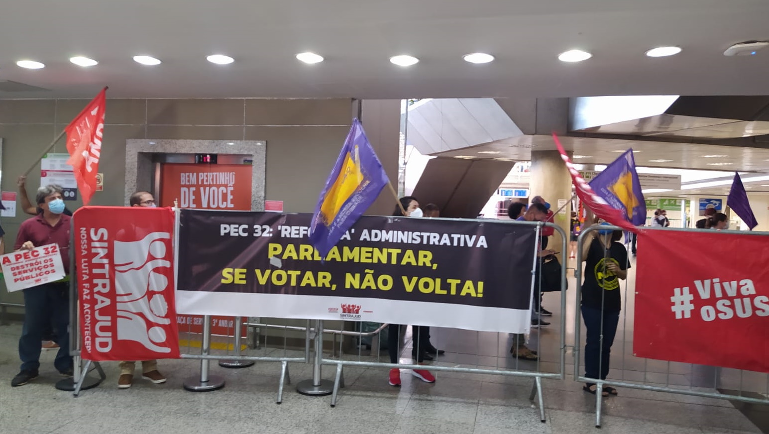 Mobilização contra a PEC-32 pressiona deputados no aeroporto de Brasília